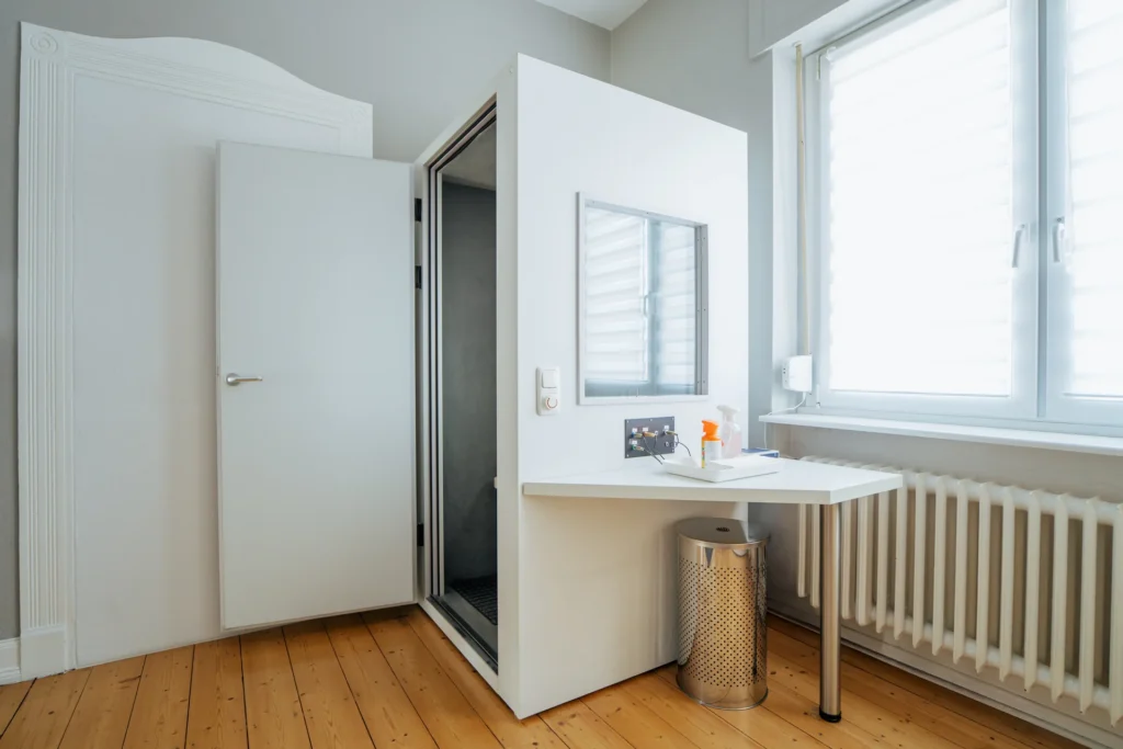 Moderne Innenansicht eines Raumes mit Duschkabine und Schreibtisch, ideal für Entspannung und Hygiene.