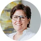 Lächelnde Frau mit Brille, die in einem modernen Büro steht, ideal für die Startseite.